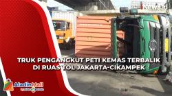 Truk Pengangkut Peti Kemas Terbalik di Ruas Tol Jakarta-Cikampek