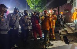 Hujan Deras Disertai Angin Kencang Robohkan Kanopi Sebuah Bank di Kulonprogo