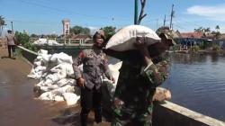 Banjir Rob di Pekalongan, Tanggul Sungai yang Jebol Ditambal Karung Pasir