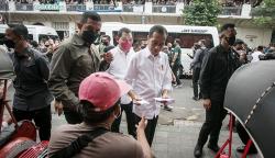 Presiden Jokowi Bagi-Bagi BLT Minyak Goreng untuk Warga Solo