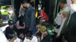 Gerebek Markas Geng Motor di Babakan Cirebon, Polisi Sita Sajam dan Obat Terlarang<