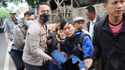 2 Motor Tabrakan, Kapolres Cianjur Spontan Menolong, Bawa Korban ke RS Pakai Mobil Dinas<