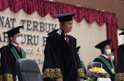 Ketua KY Mukti Fajar Dikukuhkan Jadi Guru Besar UMY