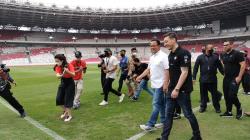 Akrab Banget! Ini Momen Anies Baswedan Dampingi Mesut Ozil Keliling GBK
