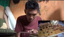 Pemuda asal Subang Iseng Bikin Aksesoris dari Limbah Kayu, Ternyata Tembus Eropa<