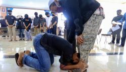 Anggota Geng Motor Cium Kaki Orang Tua saat Diamankan Polisi