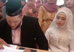 Pacaran di Facebook, Bule Amerika Nikahi Gadis Jombang