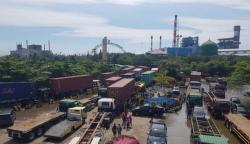 Akses ke Pelabuhan Tanjung Emas Macet Parah, Antrean Truk Mengular