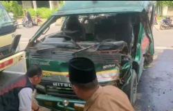 Minibus Elf Tabrak Pemotor Emak-Emak hingga Terguling di Serang, 2 Orang Tewas