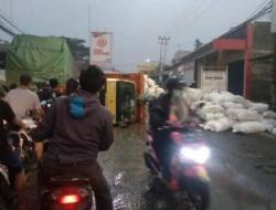 Truk Bermuatan Karung Jerami di Pasar Kemis Terbalik gegara Jalan Tidak Rata