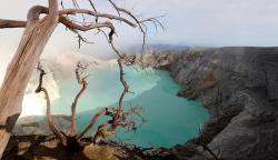 Pesona Gunung Ijen dengan Kawah Berwarna Hijau Toska