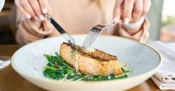 7 Budaya Makan yang Aneh di Berbagai Negara, Nomor 6 Jangan Sampai Habiskan Makanan