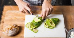 5 Pilihan Camilan Sehat untuk Turunkan Kadar Kolesterol, Ada Apel hingga Salad Salmon