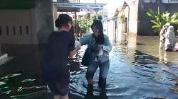 Tembus Banjir, Relawan Bagikan Nasi Bungkus untuk Warga yang Bertahan di Rumah  