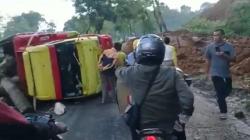 Tertimpa Longsoran Tebing, Sebuah Truk Terguling di Wonosobo