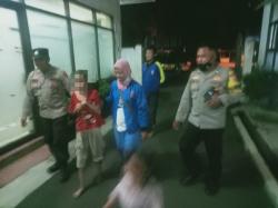 Diduga Dibuang Keluarga, Wanita Paruh Baya di Bogor Dibawa Dinas Sosial