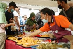 PPKM Level 1 Jawa-Bali, Warga Berburu Jajanan di Podomoro Golf View Depok