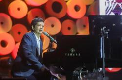Kolaborasi dengan Empat Penyanyi, Candra Darusman Tampil Memukau di Java Jazz Festival 2022