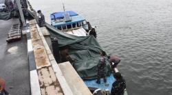 TNI Amankan Kapal Angkut 116 Karung Pakaian Bekas Ilegal dari Malaysia
