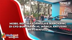 Mobil Replika Formula E Nangkring di CFD Bundaran HI, Warga Antusias Berswafoto