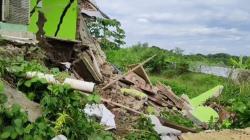 Tanah Ambles Terjang Kertasemaya Indramayu, 2 Rumah Warga Hancur<