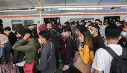 Rute KRL Berubah, Penumpang Kereta Menumpuk di Stasiun Manggarai