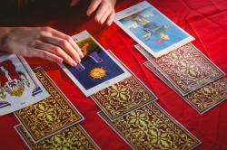 Ramai Fenomena Ramal Nasib dengan Kartu Tarot, Apa Dampaknya?