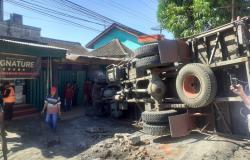  Sopir Ngantuk, Truk Terguling di Jalan Raya Semarang-Solo