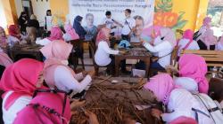 Dilatih Kerajinan Tangan Eceng Gondok, Pelaku UMKM di Cimahi Dukung Sandiaga Uno