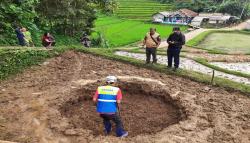 Lubang Misterius Muncul di Area Persawahan Cikalongwetan KBB, Diawali Suara Gemuruh<