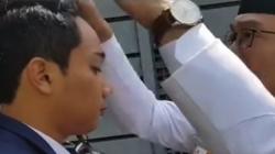 Viral Momen Ridwan Kamil Rapikan Rambut Emmeril Kahn Mumtadz, Kuras Air Mata<
