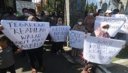 Aksi Emak-Emak Tuntut Pelaku KDRT Dihukum Maksimal