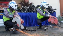 Ratusan Knalpot Bising Hasil Razia Dibelah Polisi