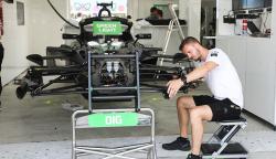 Begini Kesibukan Kru Formula E Menyiapkan Mobil Balap