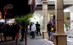 Ingin Ketemu Presiden Jokowi, Warga Ende Tunggu di Depan Hotel hingga Malam