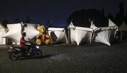 Penampakan Tenda Lebaran Depok Roboh Diterjang Angin Kencang