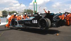 Begini Kesigapan Marshal saat Terjadi Kecelakaan Mobil Formula E