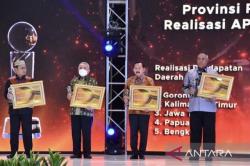 Realisasi PAD Rp10,22 Triliun, Provinsi Kaltim Raih Penghargaan Nasional dari Kemendagri<