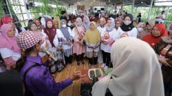 Latih Pelaku UMKM Cara Olah Nasi Bakar Khas Kuningan, Sandiaga Uno Raih Dukungan