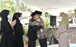 Peluk Ridwan Kamil, Bima Arya: Saya Merasakan Apa yang Beliau Rasakan Sebagai Ayah<