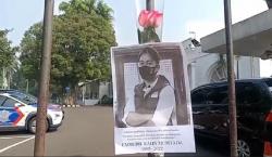 Berduka Meninggalnya Emmeril, Masyarakat Tabur Bunga di Rumah Dinas Ridwan Kamil<