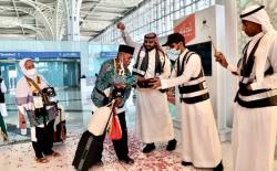 Tiba di Bandara Madinah, Jemaah Haji Jakarta Disambut Khusus Pemerintah Arab Saudi