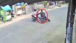 Terekam CCTV, Jambret di Indramayu Kabur Pakai Kendaraan Korban, Motornya Ditinggal<