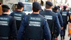 Kejar-kejaran dengan Polisi, Mobil Pembawa Imigran Gelap Tabrak Pembatas Jalan