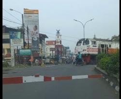 Ngeri! Detik-Detik Pemotor Tewas Ditabrak Kereta Api gegara Nekat Terobos Pelintasan