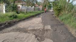Warga Kabupaten Indramayu Menderita akibat Jalan Rusak Parah, Kapan Akan Diperbaiki?<