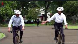 Usai Tanam Pohon Kamper Bersama, Jokowi dan PM Anthony Naik Sepeda Bambu di Istana Bogor 