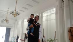 Gendong Anak Bungsunya di Gedung Sate, Ridwan Kamil: Alhamdulillah, Sehat <