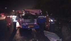 Bodi Samping Elf Terlepas akibat Hantam Truk Parkir di Tol Cipularang, 3 Tewas<