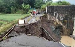 Jembatan Nyaris Putus akibat Sungai Ciseureuh Meluap, Warga Jemasih Terancam Terisolasi